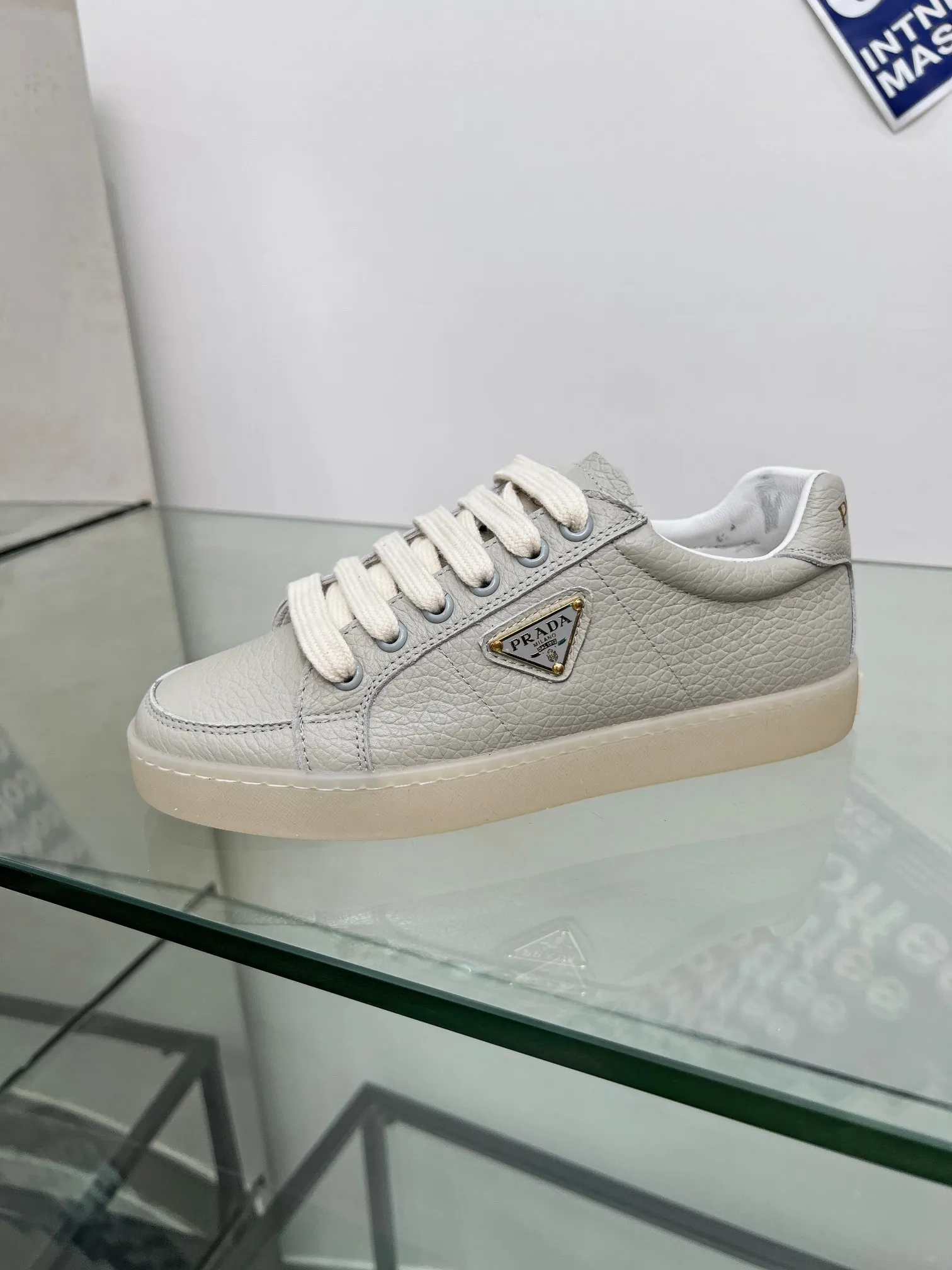 👟👟Ex-factory price 480👟👟 2024 Prada/Prada "couples" metal logo decorated Lane leather sneakers. This sneaker is fashionable and simple, showing the full integration of minimalist style and sports personality. Easy to wear and durable, artistic retro style. Leather material: original imported cowhide. Lining: sheepskin lining. Shoe logo: enamel-coated triangular metal logo. Size: 35-45 (female 41, male 45, custom-made, non-returnable).